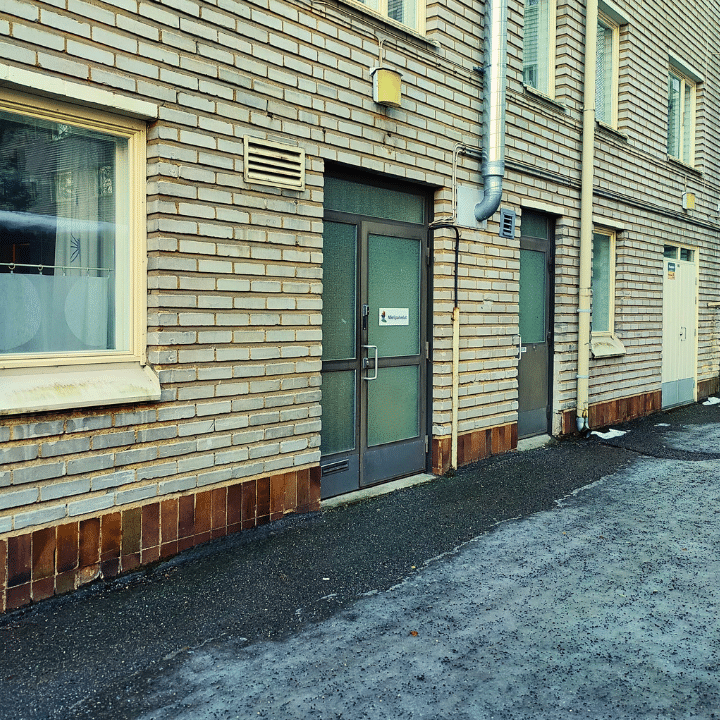 Sisäänkäynti - Väripuoli - Taka-sisäpiha - Mielipalvelut Helsinki